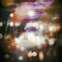 綺羅びやかな玉ボケと陸橋の夕暮れシルエットの写真