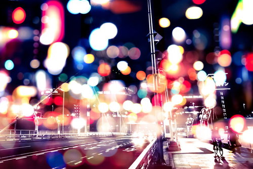 光あふれる夜の街並み（フォトモンタージュ）