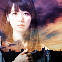 夕暮れ、本を握りしめる女性（フォトモンタージュ）の写真