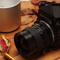 キャンプに持ち出した黒いボディのPENTAX67の写真