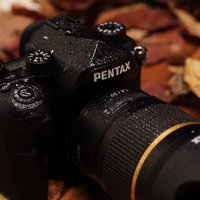 雨濡れしたK-1MarkⅡと防滴性能を実証する堅牢なカメラボディの写真