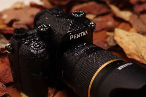 雨濡れしたK-1MarkⅡと防滴性能を実証する堅牢なカメラボディ