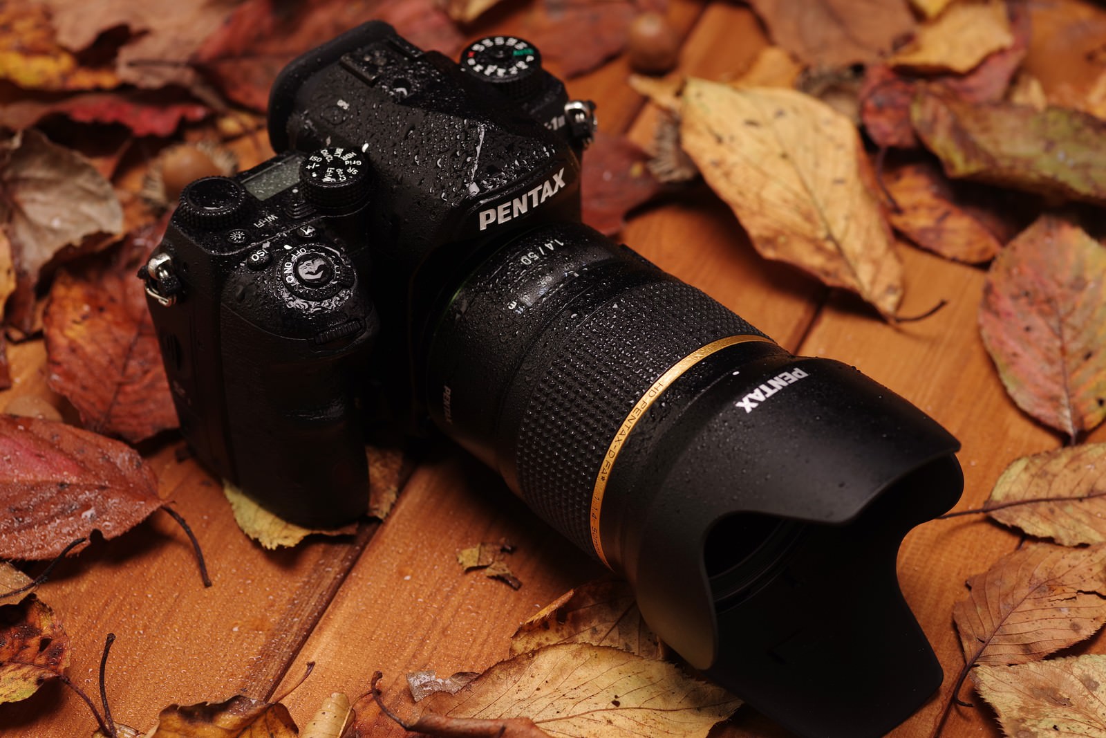 秋の落ち葉の上に置かれたPENTAX K-1 MarkⅡデジタル一眼レフカメラ