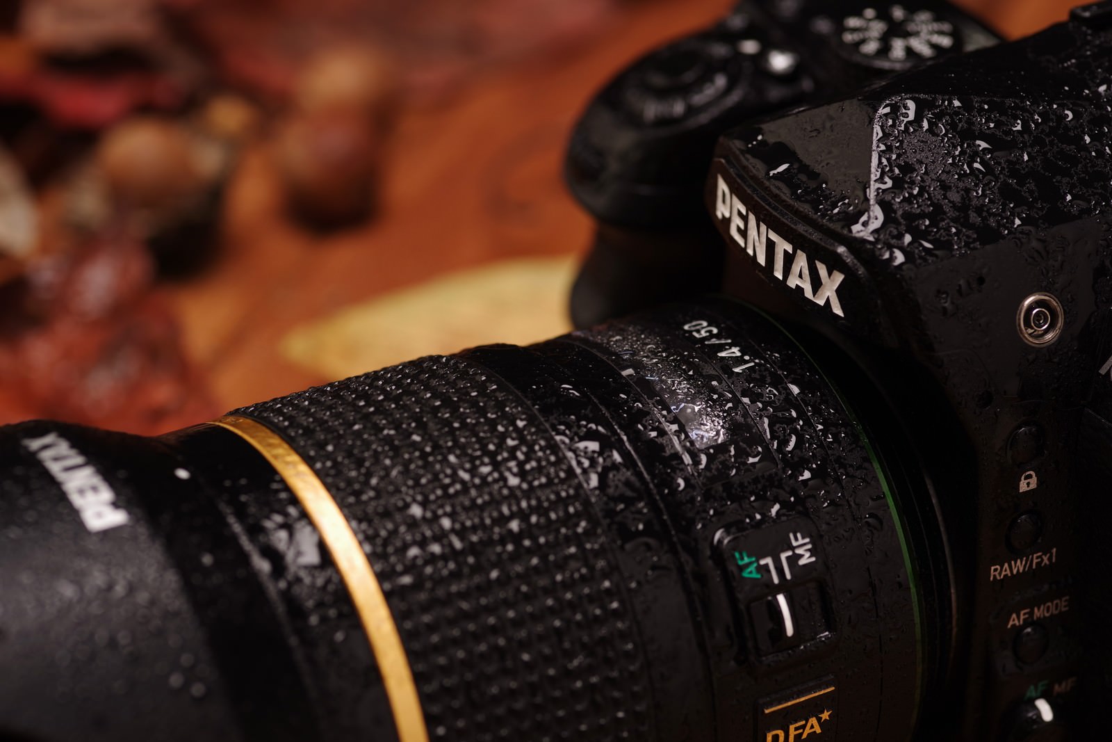 水滴が付いたPENTAX K-1MarkⅡカメラとレンズ