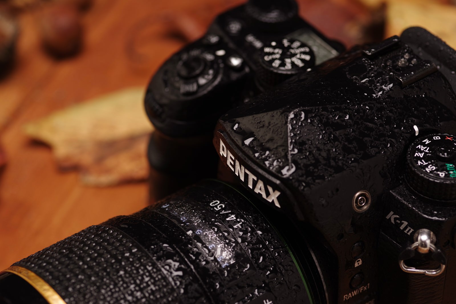 雨に濡れて水滴が付着したPENTAX K-1MarkⅡのロゴ部分