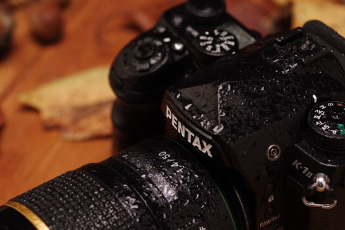 雨にびしょびしょに濡れたPENTAX K-1MarkⅡのロゴ