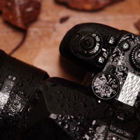 雨でびしょびしょに濡れたK-1MarkⅡのダイヤル部分の写真