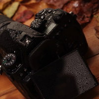 雨に濡れた PENTAX K-1 MarkⅡのフレキシブルチルト液晶の写真