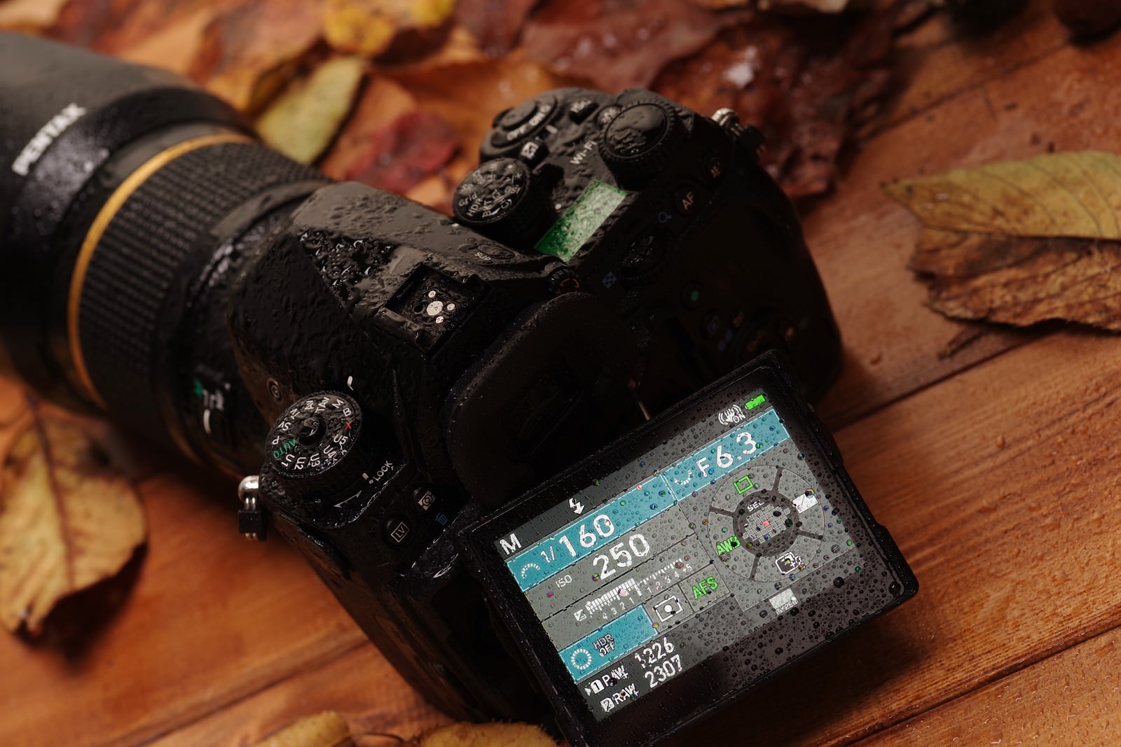 雨に濡れて水滴が付いたPENTAX K-1 MarkⅡの液晶モニター