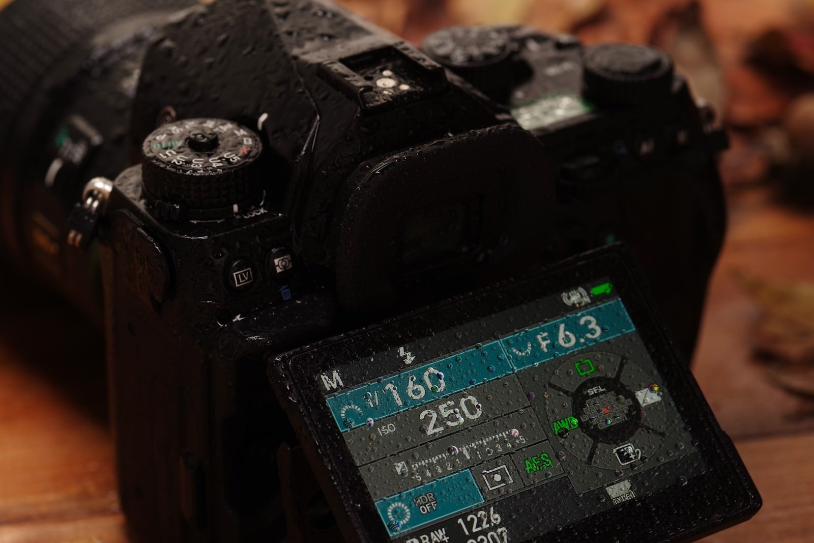 雨に濡れて水滴が付いたPENTAX K-1 MarkⅡの背面液晶モニター