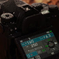 雨に濡れた PENTAX K-1 MarkⅡ背面の液晶モニターの写真