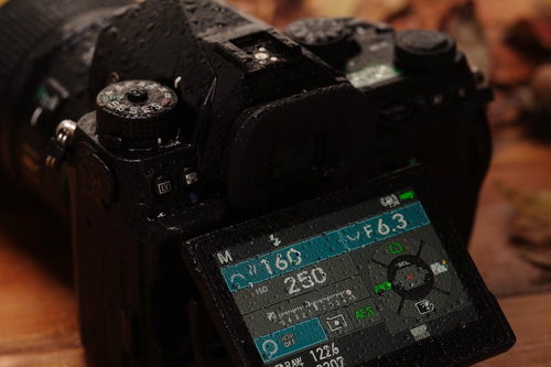 雨に濡れた PENTAX K-1 MarkⅡ背面の液晶モニター