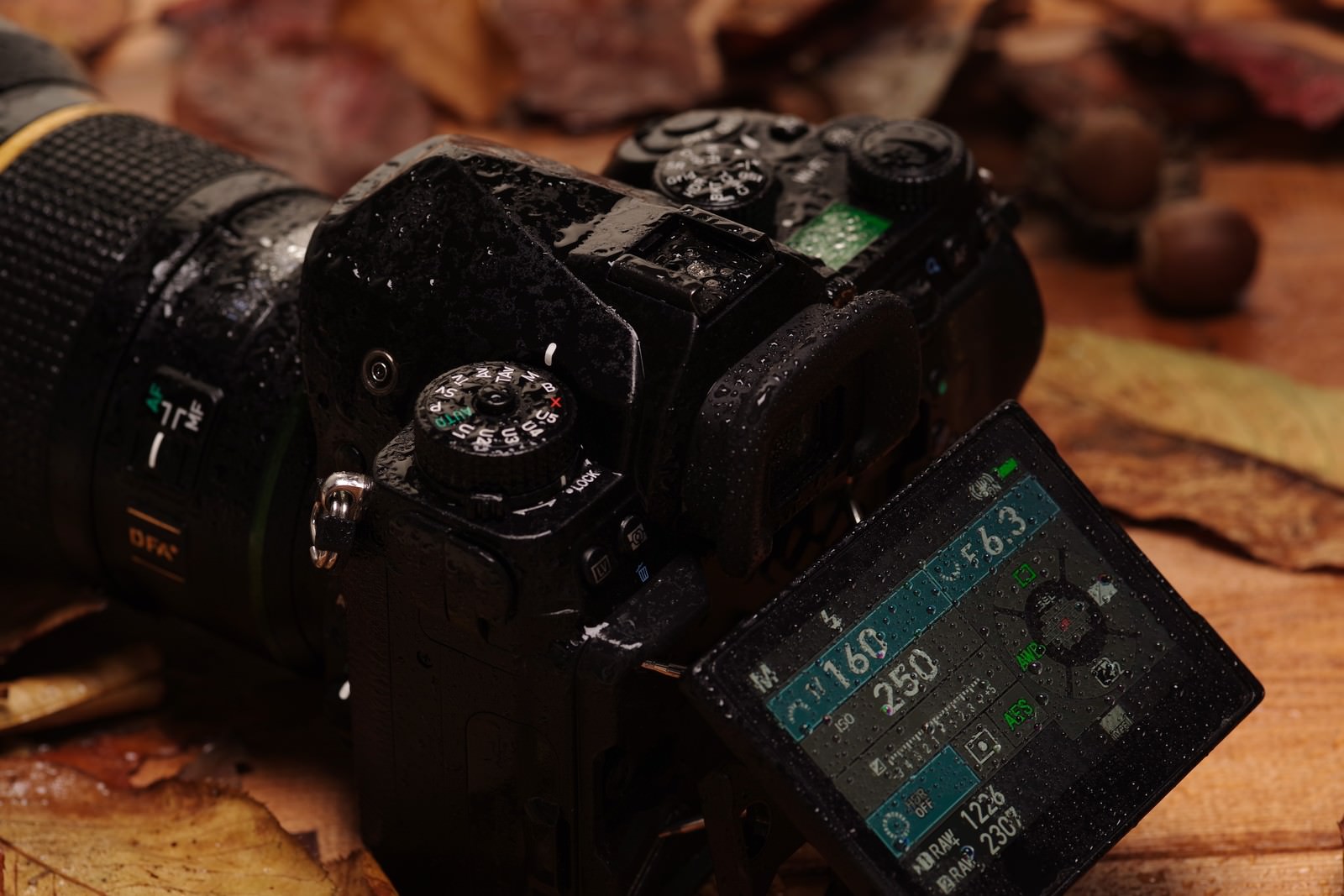 雨に濡れたPENTAX K-1 MarkⅡのデジタル一眼レフカメラ