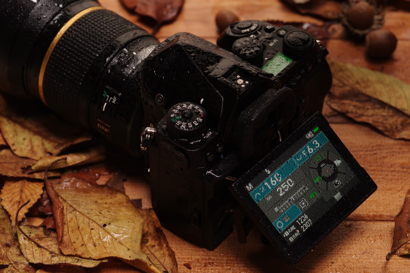 雨に濡れたPENTAX K-1MarkⅡの液晶画面に水滴が付着している様子