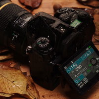雨に濡れたPENTAX K-1MarkⅡの液晶画面と水滴の写真