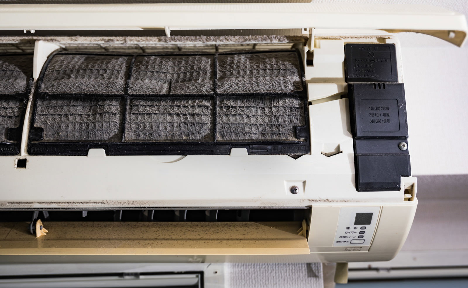 ホコリで真っ黒に汚れたエアコンのフィルター部分