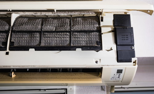 何年も掃除してないエアコンのフィルターの汚れ