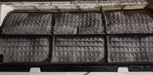 ホコリが詰まったエアコンのフィルターの汚れ