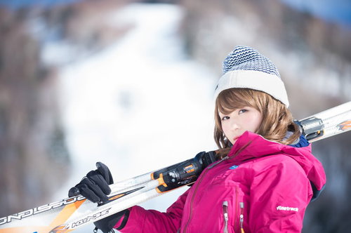 雪山を甘く見ている初心者に冷たい視線を向けるスキー女性