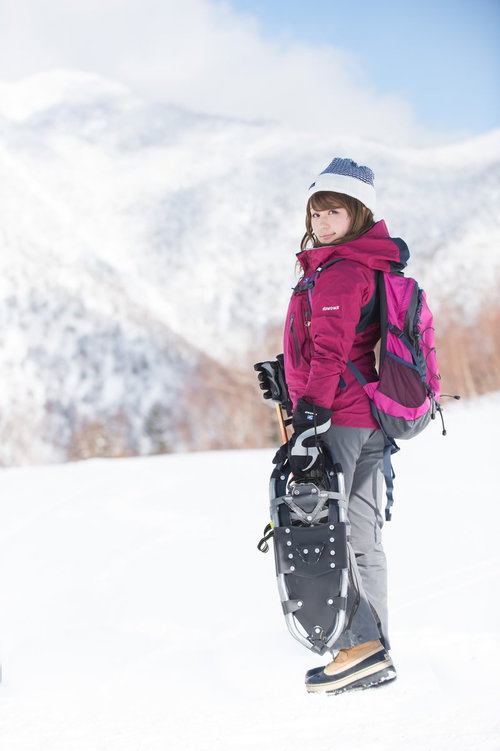 平湯温泉スキー場の雪山でスノーシューを履く女性