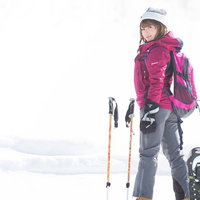 スノーシューで早く歩き出したいベテラン雪山女子の写真