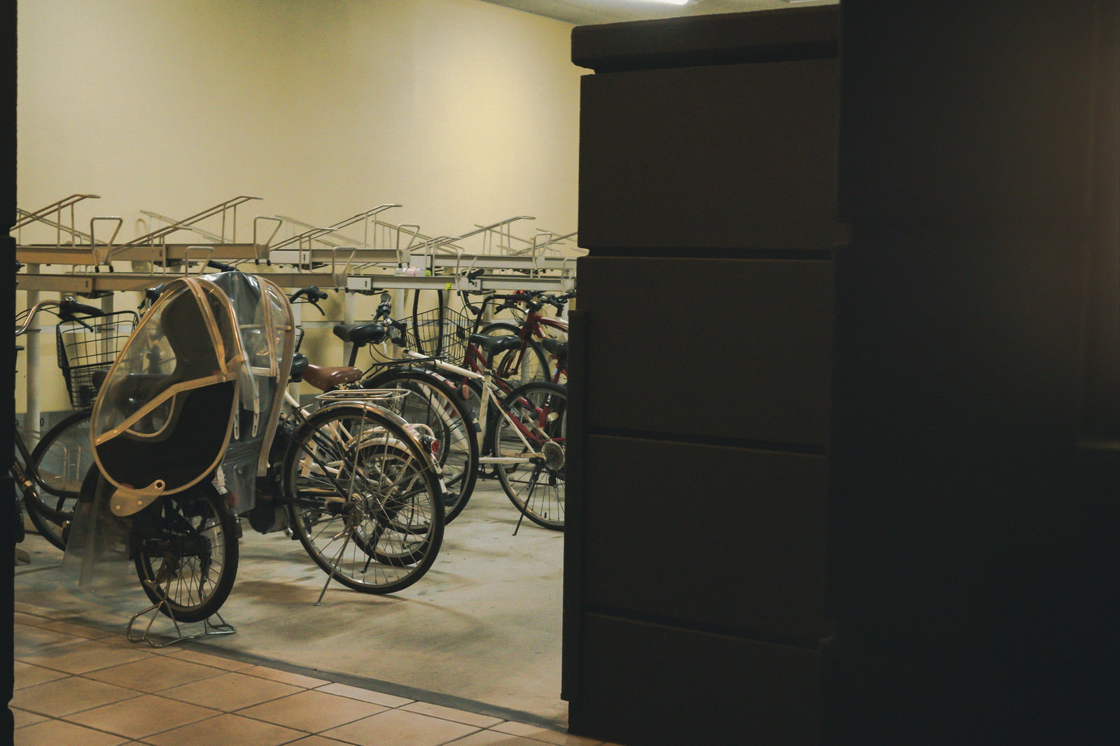 屋内駐輪場に並ぶ電動アシスト自転車
