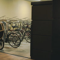 駐輪場に整然と並ぶ多数の自転車の写真