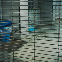 金属製シャッターで閉じられたゴミ置き場の廃棄物管理の写真