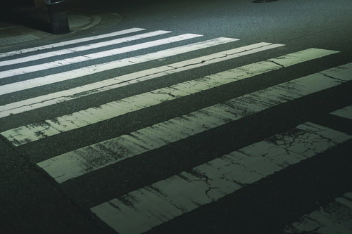 暗がりに白く浮かぶ横断歩道