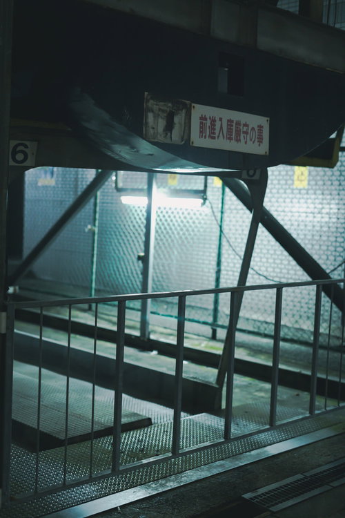 空きスペースが目立つ立体駐車場の内部風景