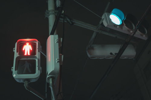 暗がりで赤く光る歩行者信号