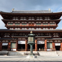 薬師寺の金堂と青銅燈籠（奈良・晴天）の写真