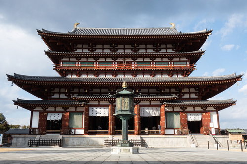 薬師寺の金堂と青銅燈籠（奈良・晴天）