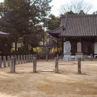 奈良・薬師寺の不動堂と境内の伝統建築風景の写真