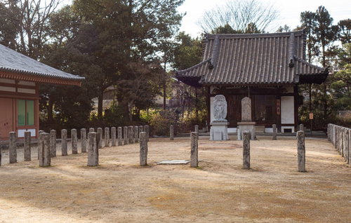 奈良・薬師寺の不動堂と境内の伝統建築風景