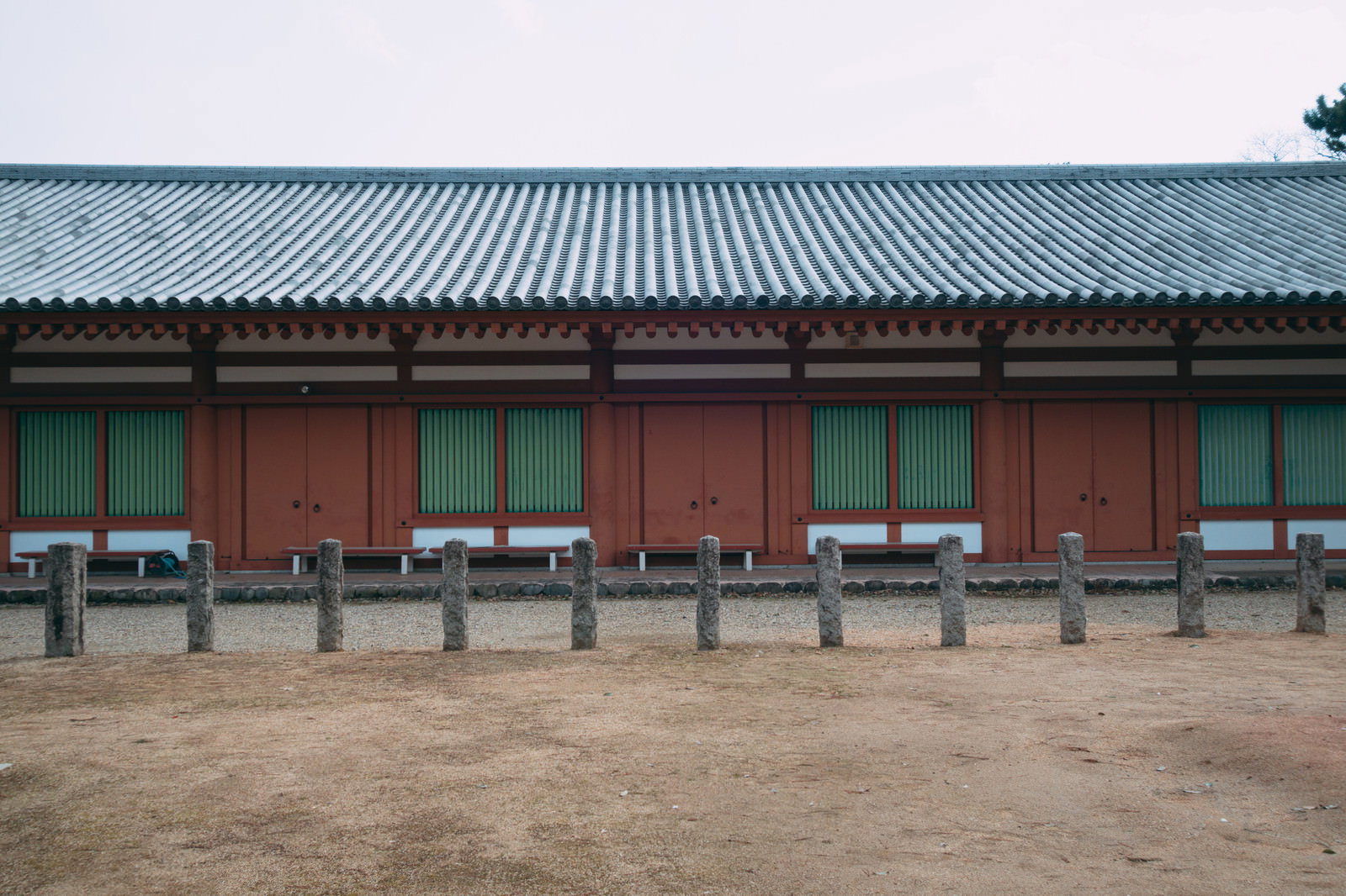 薬師寺境内の朱色の扉と瓦屋根を持つ伝統的な寺院建築
