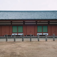 薬師寺境内の朱色の扉と瓦屋根、伝統寺院建築の外観の写真