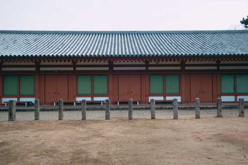 薬師寺境内の朱色の扉と瓦屋根、伝統寺院建築の外観