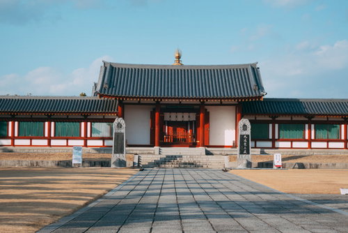 薬師寺境内に敷き詰められた石畳と伽藍建築