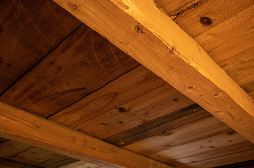 屋根裏部屋の梁と柱の木造建築構造