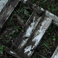 泥汚れの付いた脚立（屋外放置）の写真