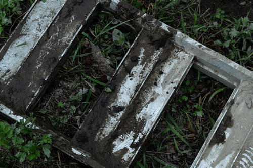 泥汚れが付着した脚立の写真