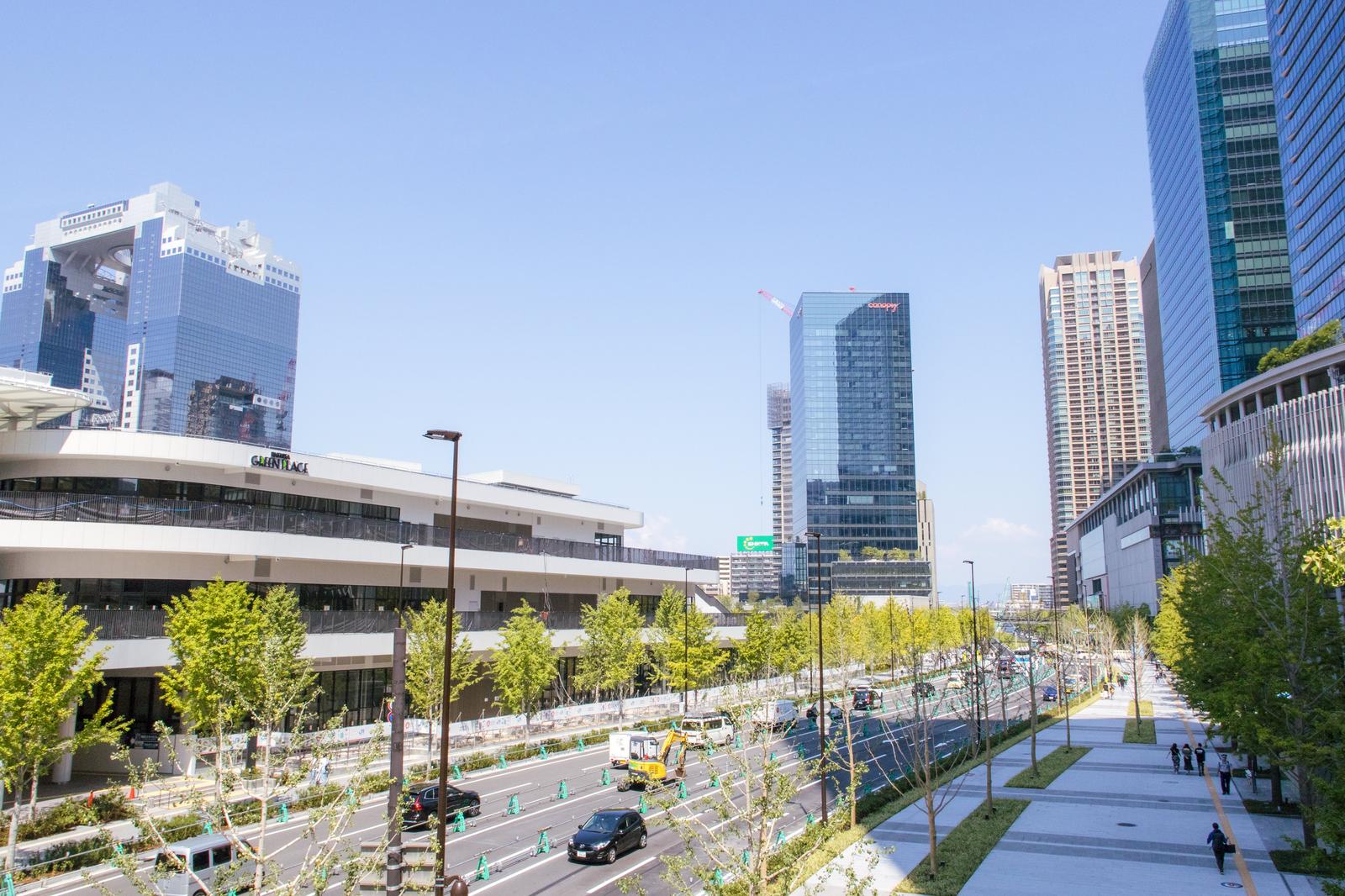 グラングリーン大阪と梅田のビル群を見下ろす大阪市道九条梅田線の風景