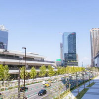 グラングリーン大阪と大阪市道九条梅田線の市街地風景の写真