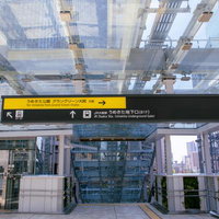 梅田駅からうめきた公園へ向かう案内板、グラングリーン大阪再開発エリアの写真