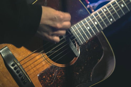 クラシックギターを弾く男性ミュージシャン