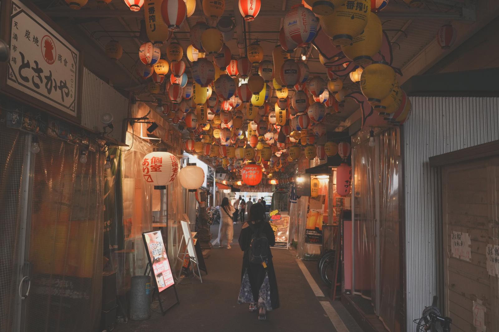 提灯が吊り下げられた大阪の裏天満ちょうちん通りの居酒屋街の夜景