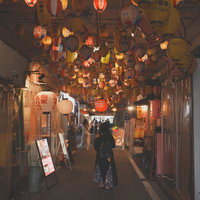 大阪の裏天満ちょうちん通りで光る提灯が照らす居酒屋街の写真