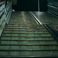 原ノ町駅の歩道橋を上る夜間の階段と街灯の風景の写真