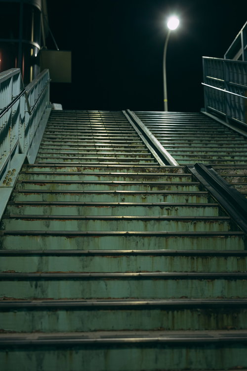 原ノ町駅の歩道橋を上る夜間の階段と街灯の風景